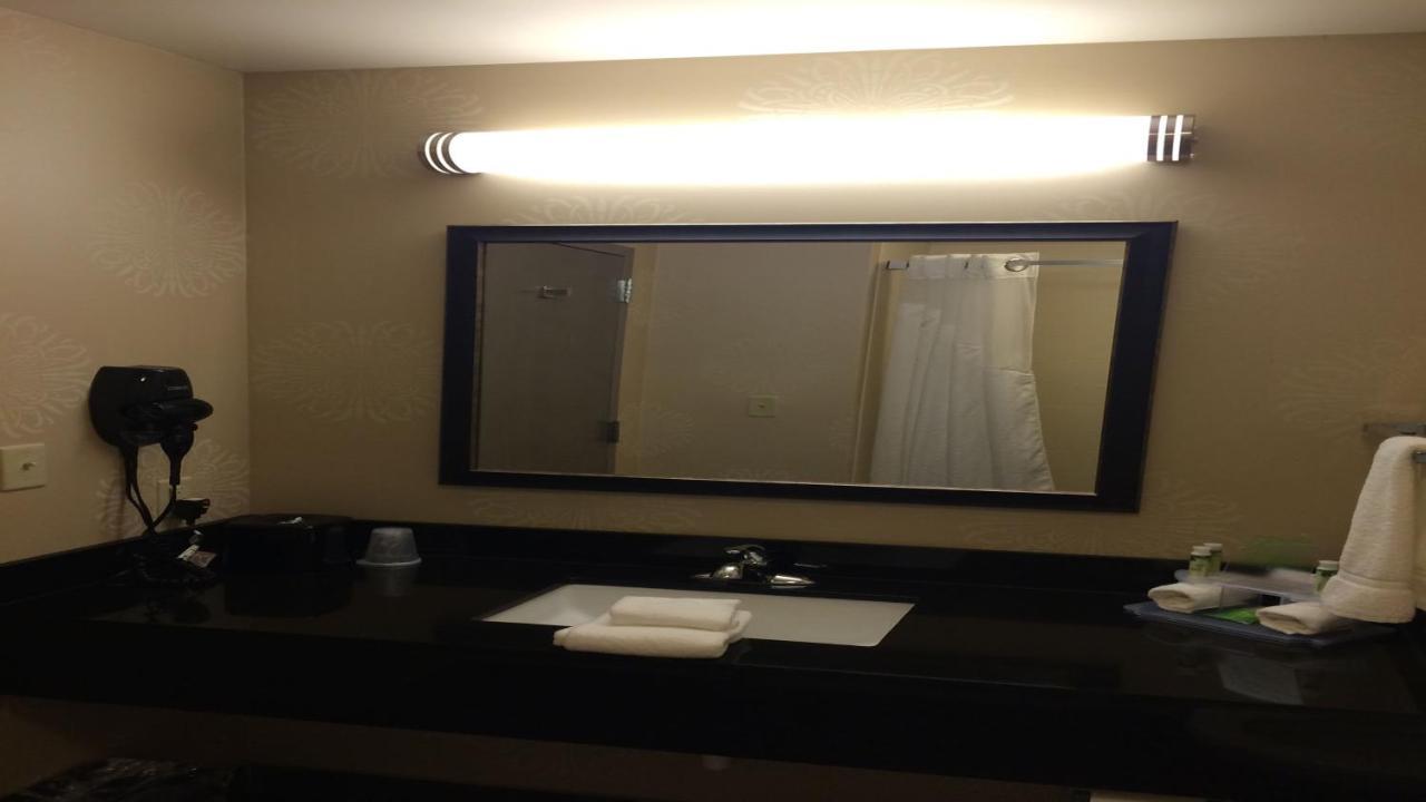 Holiday Inn Guin By Ihg Twin Bagian luar foto