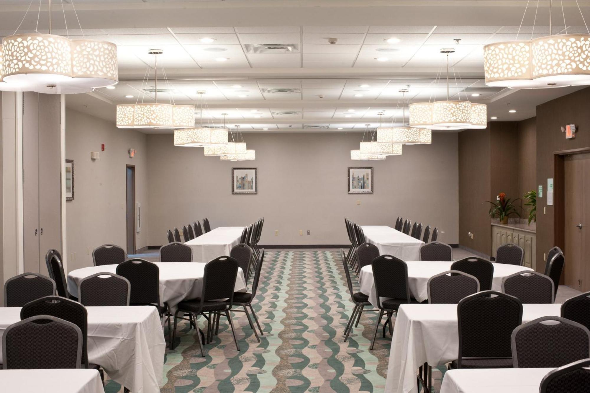 Holiday Inn Guin By Ihg Twin Bagian luar foto