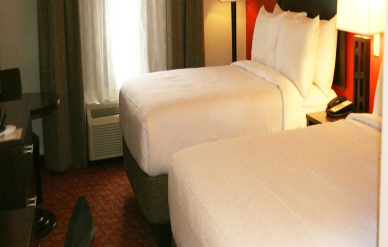 Holiday Inn Guin By Ihg Twin Bagian luar foto